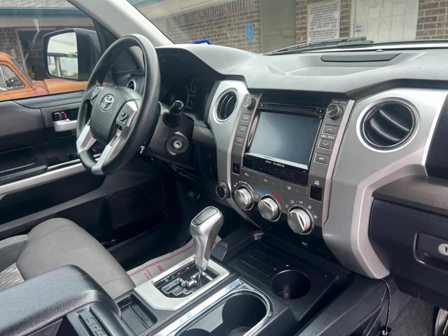 2018 White Toyota Tundra SR5 5.7L V8 CrewMax 4WD (5TFDY5F16JX) with an 5.7L V8 DOHC 32V engine, 6A transmission, located at 1687 Business 35 S, New Braunfels, TX, 78130, (830) 625-7159, 29.655487, -98.051491 - Photo#3